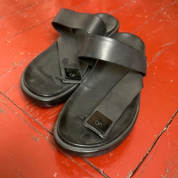 Womens leather thonged toe sandals. - Picture 3 of 6